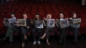 Belle and Sebastian en una fotografía promocional. El líder del grupo, Stuart Murdoch, es el segundo por la derecha.