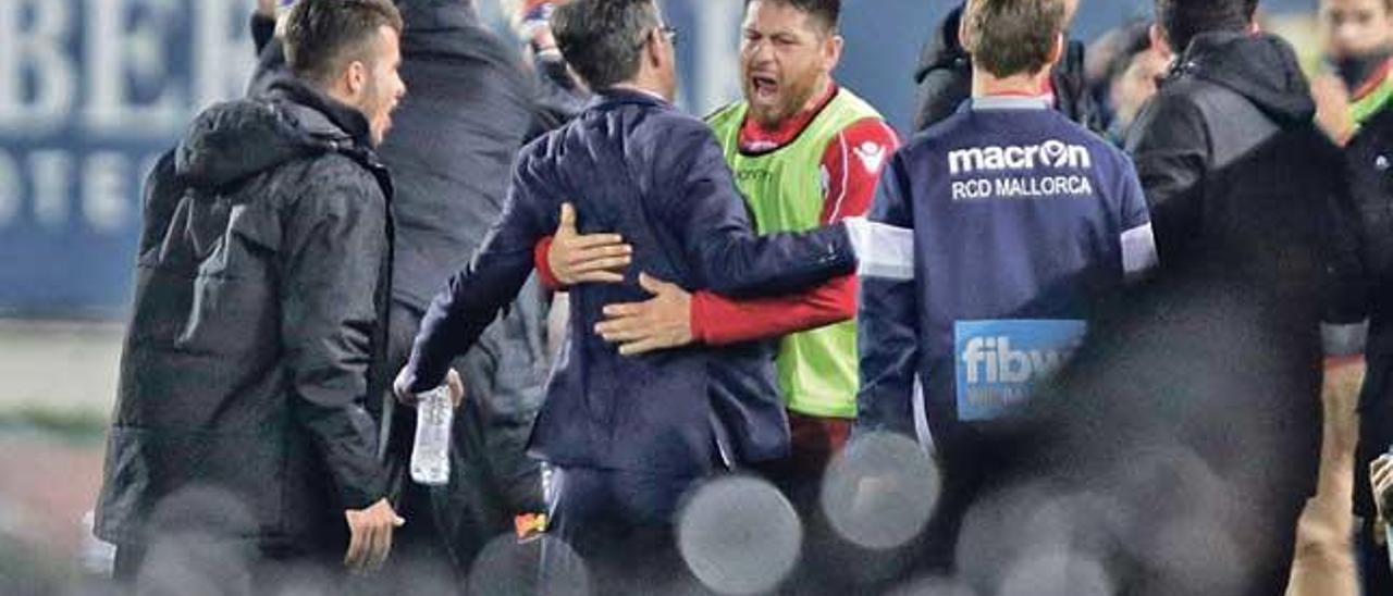 Vázquez se abraza con Acuña tras el final del partido.