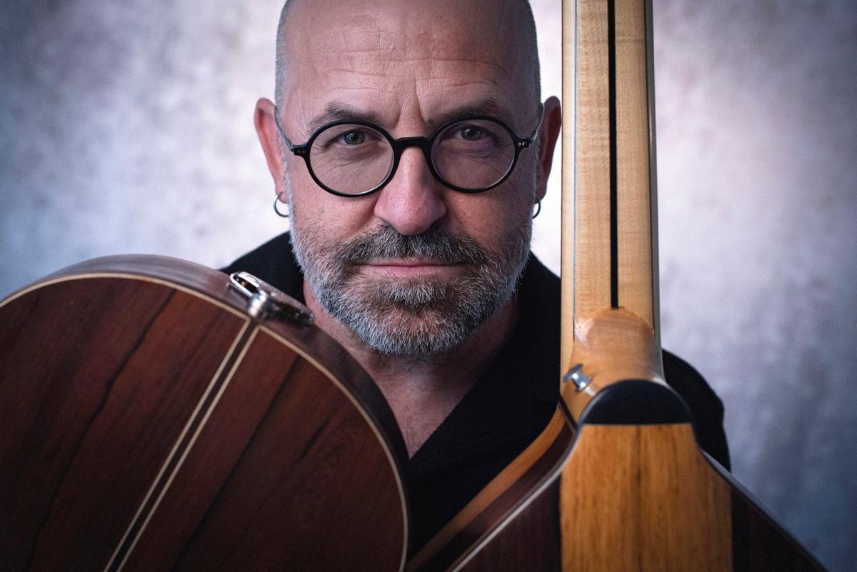 El músico Juan José Robles junto a varios instrumentos de cuerda