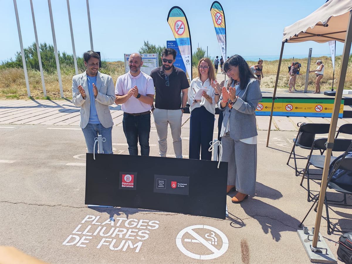 Al finalizar la presentación han inaugurado una pintura que remarca la prohibición de fumar en la playa