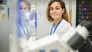 Sara Medina, investigadora predoctoral, en el laboratorio de la Unidad de Investigación del Hospital de La Candelaria.