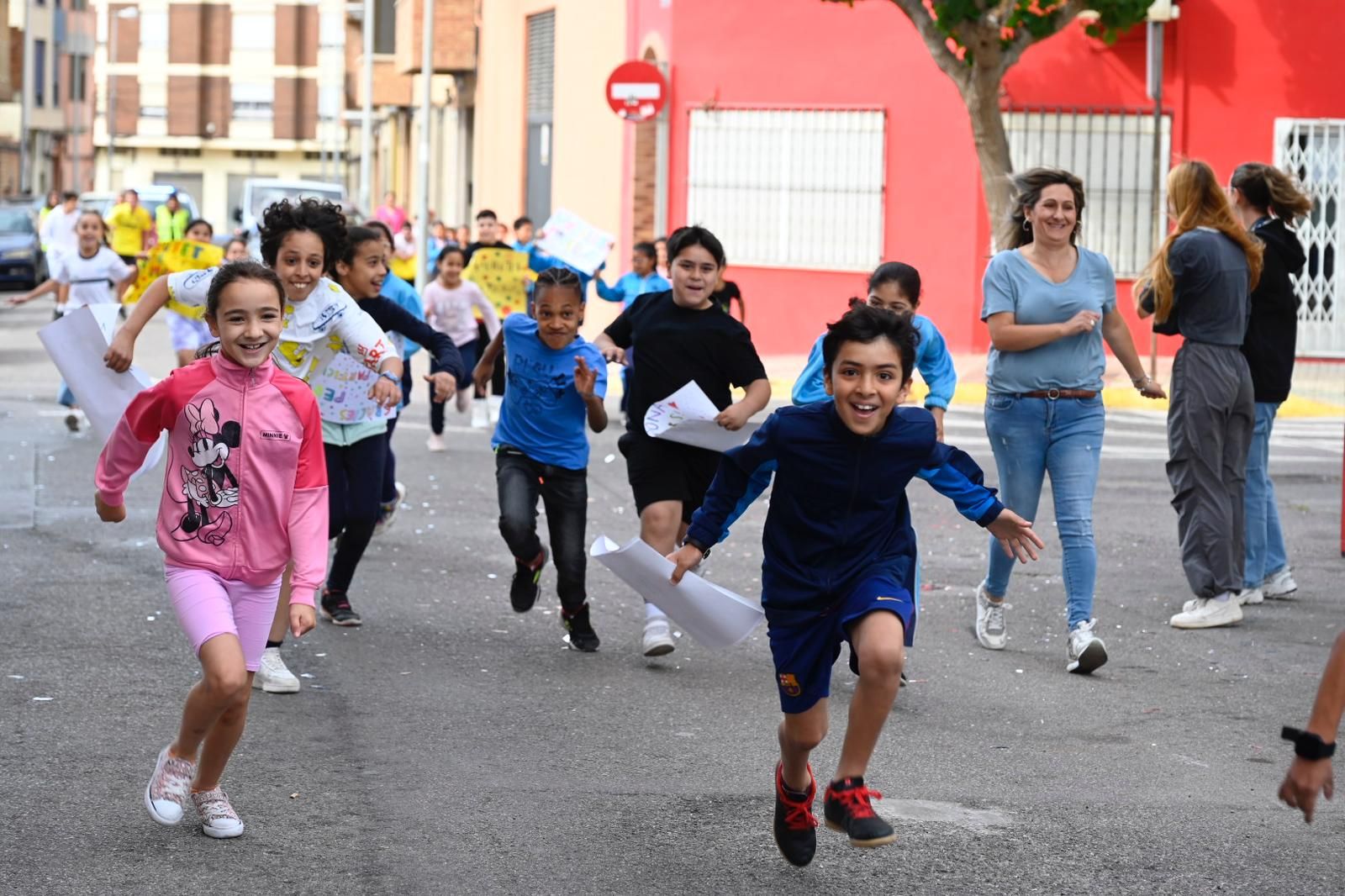 Escolares de Vila-real protagonizan una carrera solidaria en homenaje a mossén Guillermo