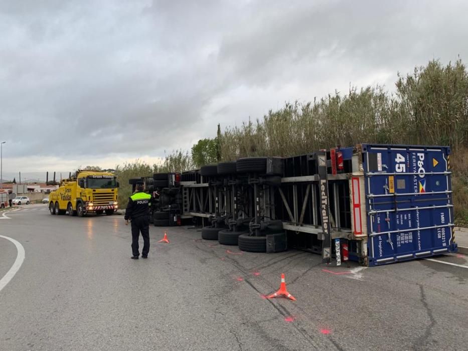 Bolca un camió i fa tallar la GI-600 a Blanes