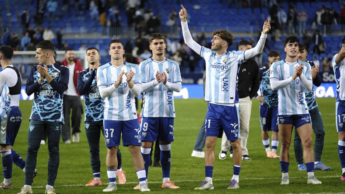 Los jugadores del Málaga CF celebran junto a la afición la última victoria en La Rosaleda frente al Mirandés. | GREGORIO MARRERO