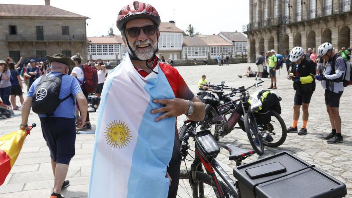 El argentino Jorge Martínez completó, en bicicleta, el Camino desde Irún