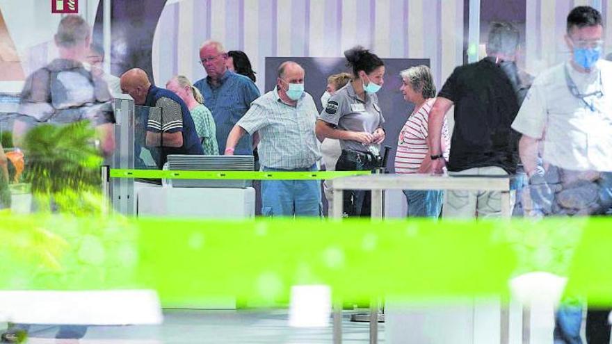 Los aeropuertos de Canarias se fortifican para evitar colapsos durante el verano
