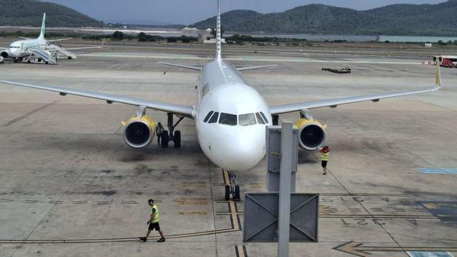 Un avión estacionado en Ibiza el pasado mes de septiembre. | C.N.