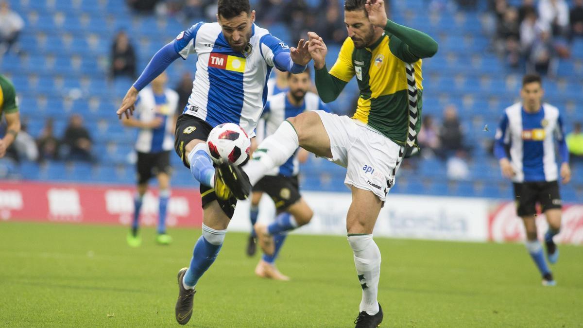 Benja y un rival van a por el balón el día del último triunfo del Hércules ante el Sabadell