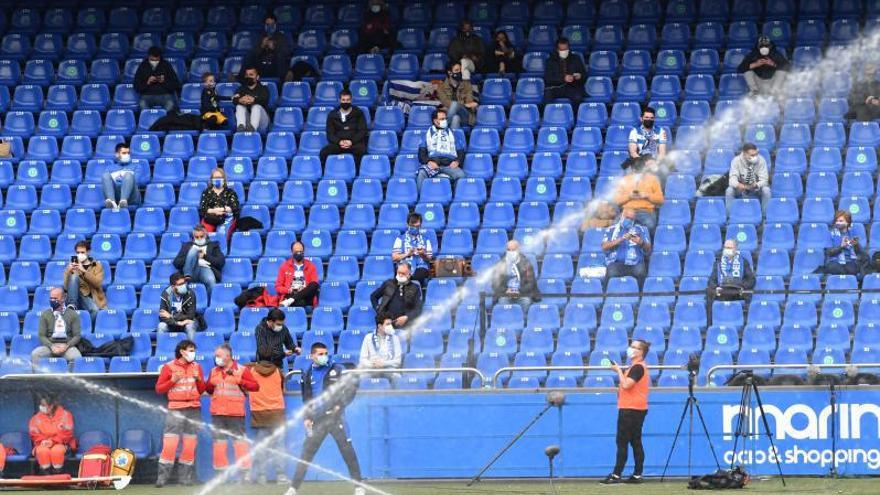 Aficionados en Riazor durante el Dépor-Numancia. |  // VÍCTOR ECHAVE