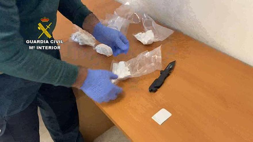Dos detenidos en la A-4 con más de medio kilo de cocaína