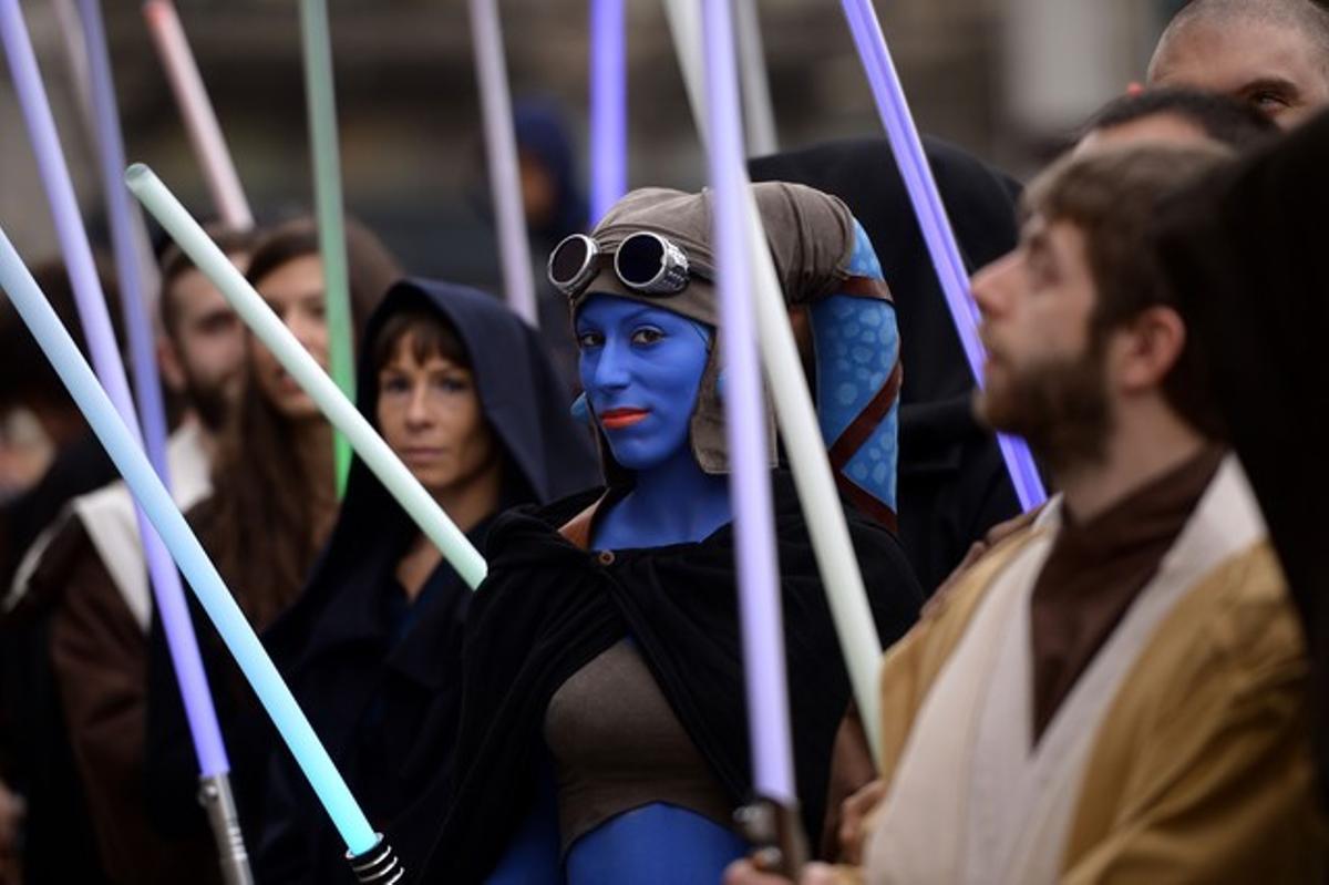 Un fan de ’Star Wars’ caracterizado como Aayla Segura, en Milán, con motivo del Día de Star Wars.