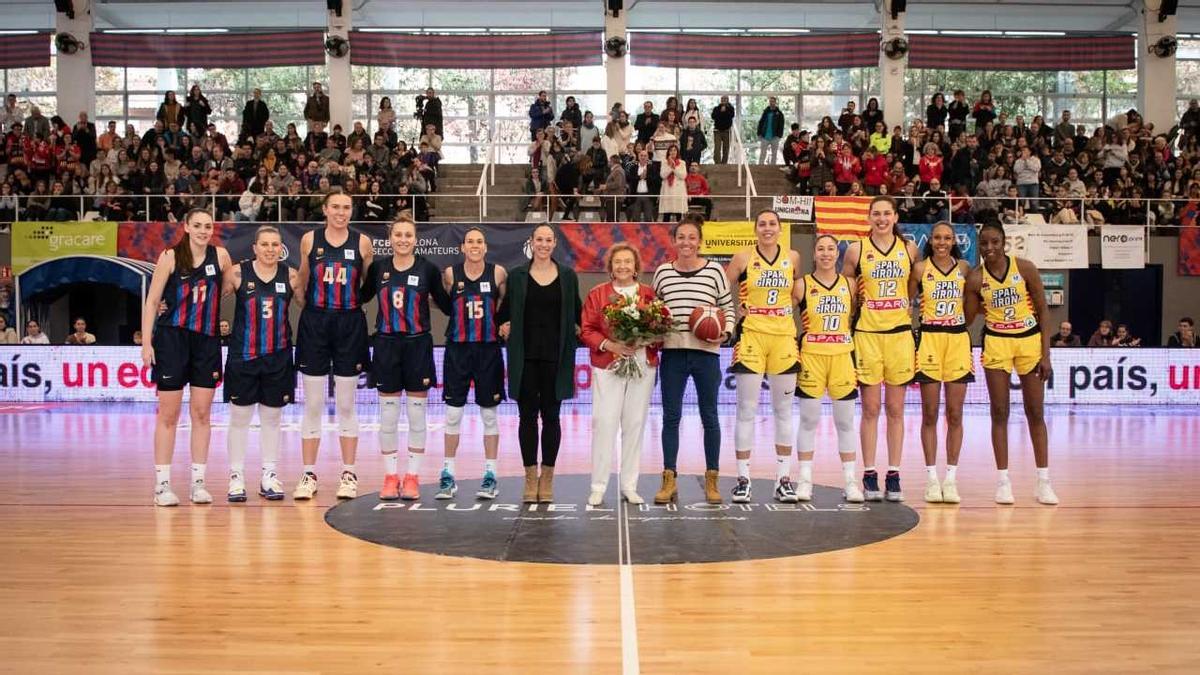 Abans de l'inici del partit s'ha homenatjat la Maria Planas, recentment inclosa en el Hall of Fame de la FIBA