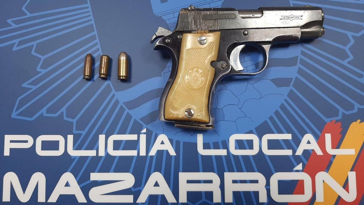 El arma intervenida tras el crimen de Mazarrón.