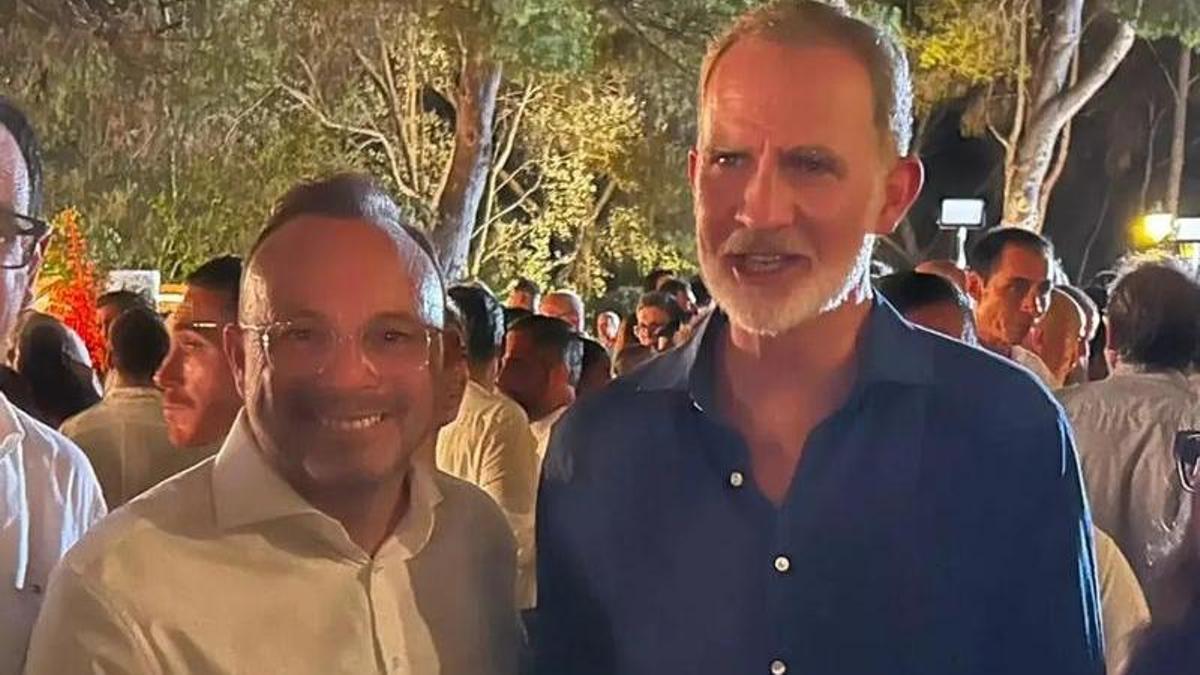 José Luis Benejam regala unas gafas para ver el eclipse al rey Felipe VI.