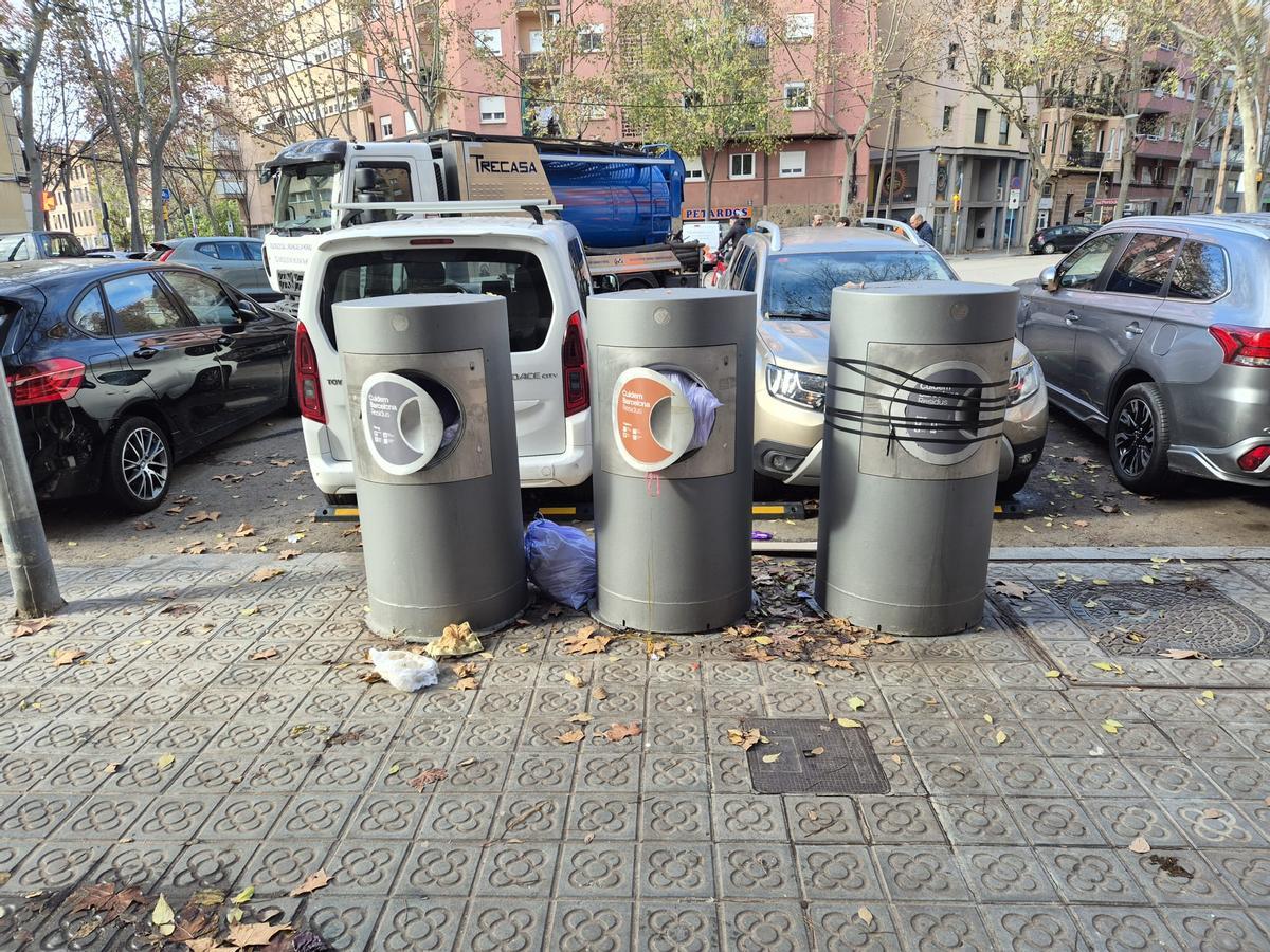 Buzones colapsados de basura y uno precintado este miércoles en el Poblenou, en Barcelona.
