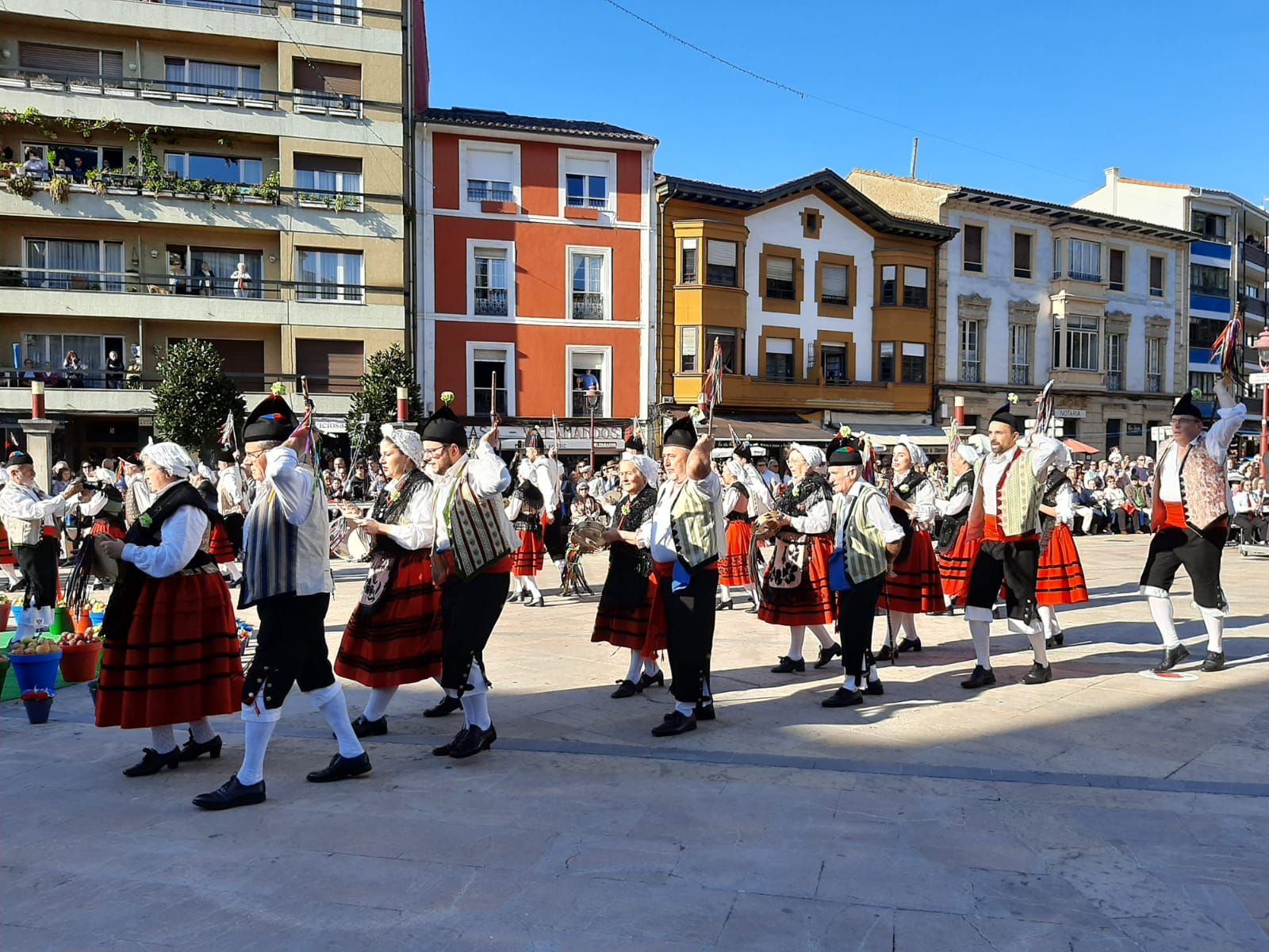Villaviciosa ofrece el primer mosto a la Portalina: así ha sido el acto seguido de un desfile de carrozas