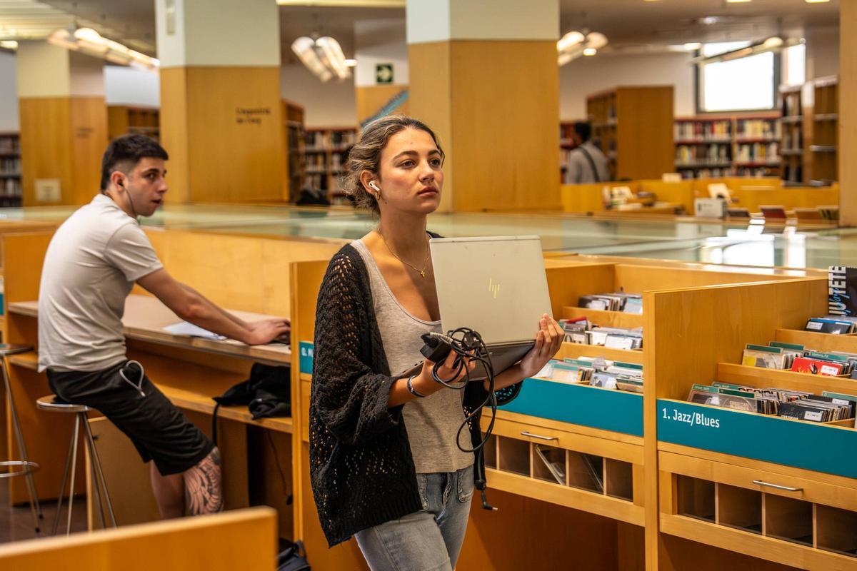 Estudiantes preparan el examen de selectividad en la Biblioteca Jaume Fuster de Barcelona