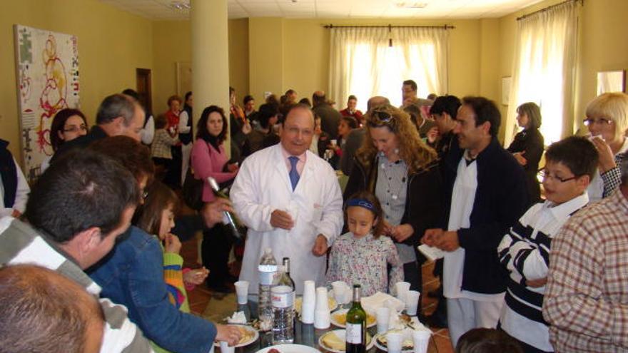 Familiares y trabajadores durante el aperitivo ofrecido por la fábrica, cuyo director aparece en la foto con bata blanca.