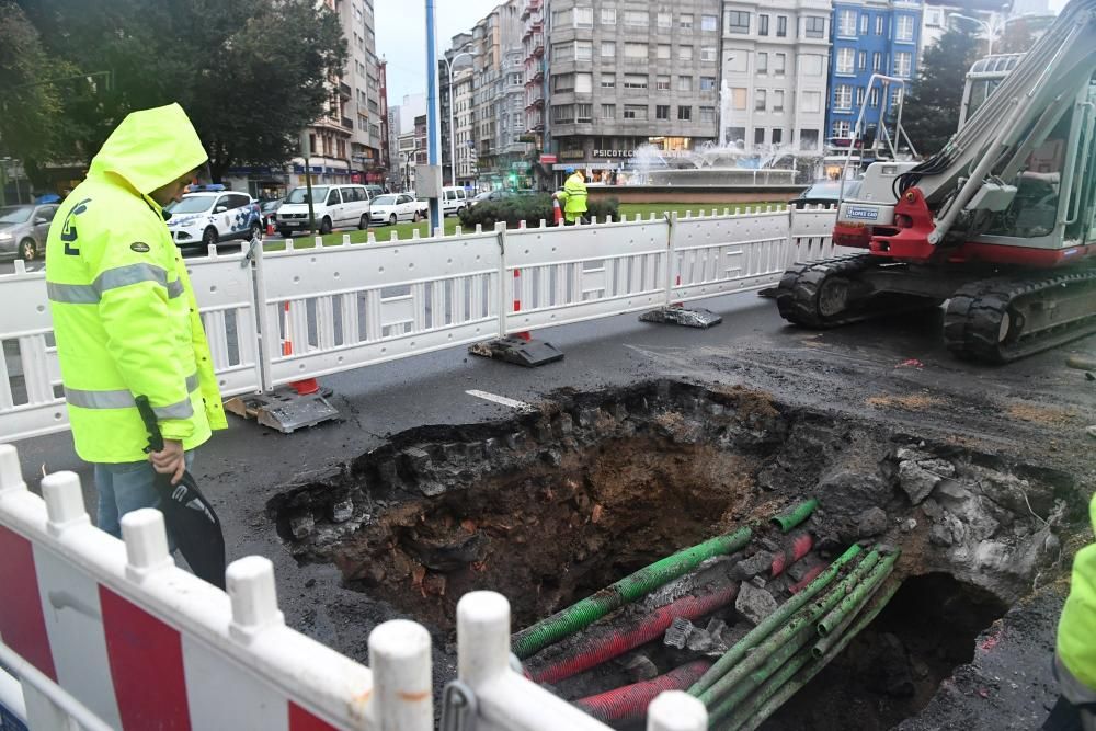 La rotura de una canalización produjo una "caverna interior" que llegó a alcanzar el subsuelo de la calzada.