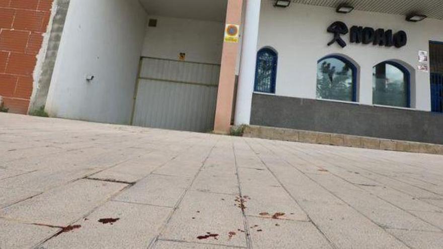 Restos de sangre de la víctima frente al garaje de la calle Mainar en el que se produjo el tiroteo.