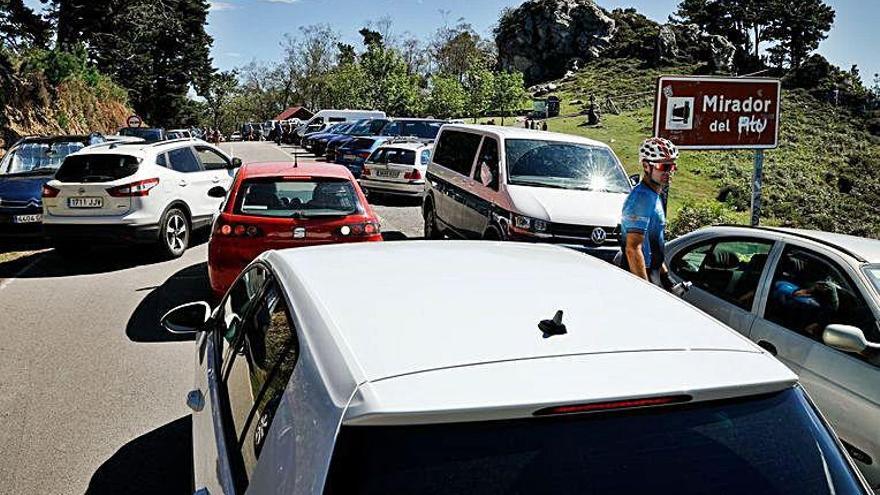 Atasco de coches en el acceso al mismo