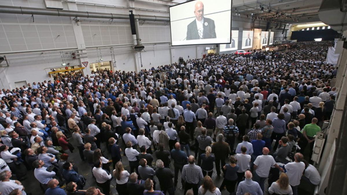 Asamblea de trabajadores en la sede de Volkswagen.