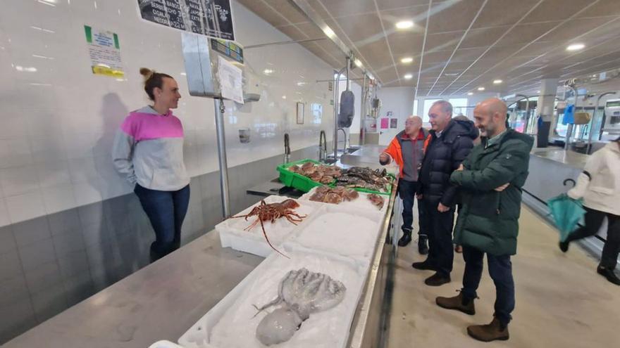 Carou, en primer término, en la plaza de abastos. |  M.Méndez