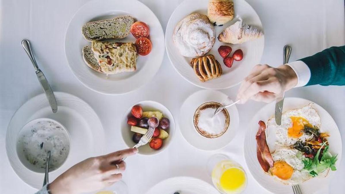 Así promociona el Castillo Hotel Son Vida su bufet de desayuno con precio especial para residentes.