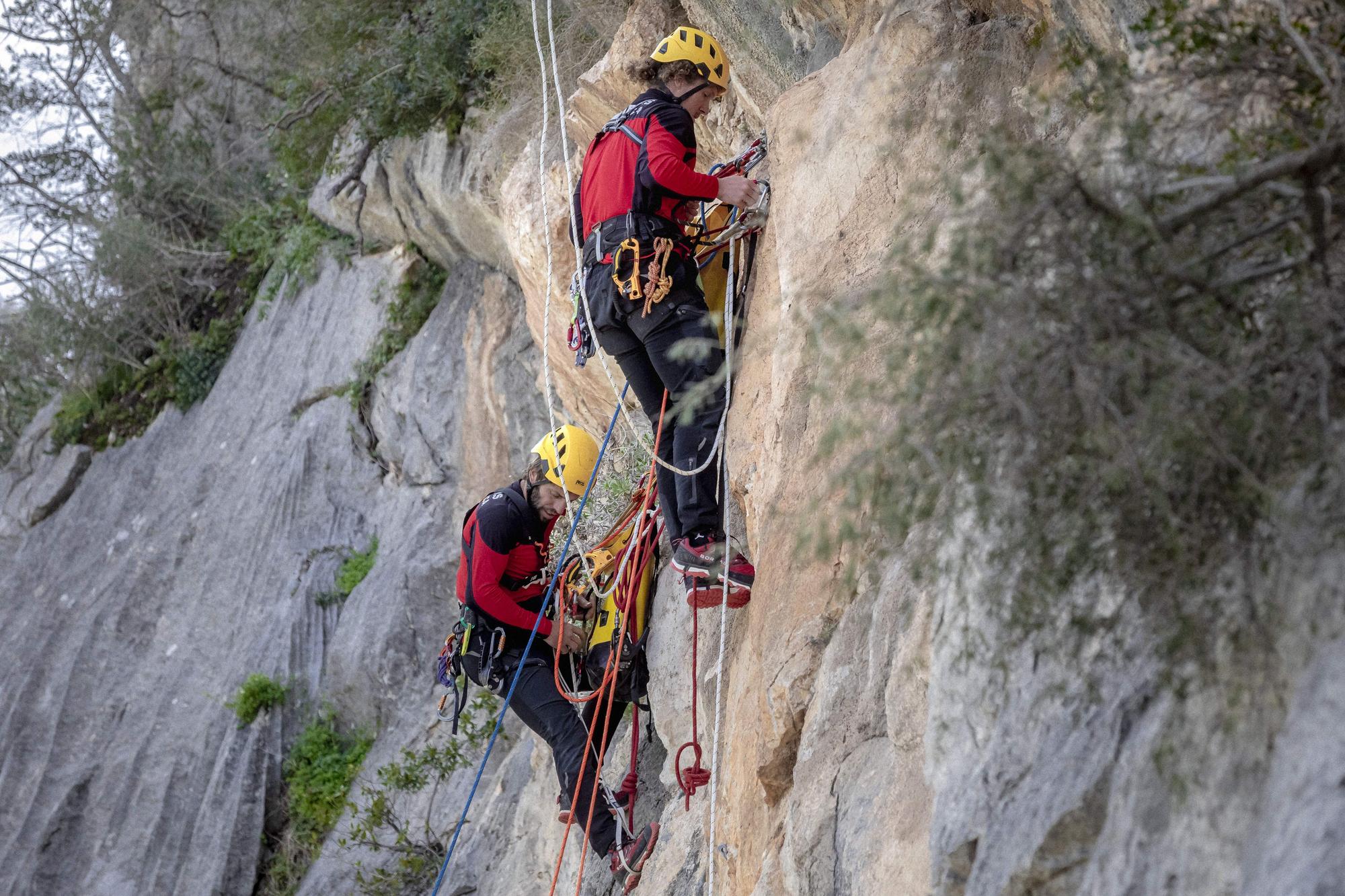 Los Bombers de Mallorca entrenan los rescates de montaña en Tossals Verds