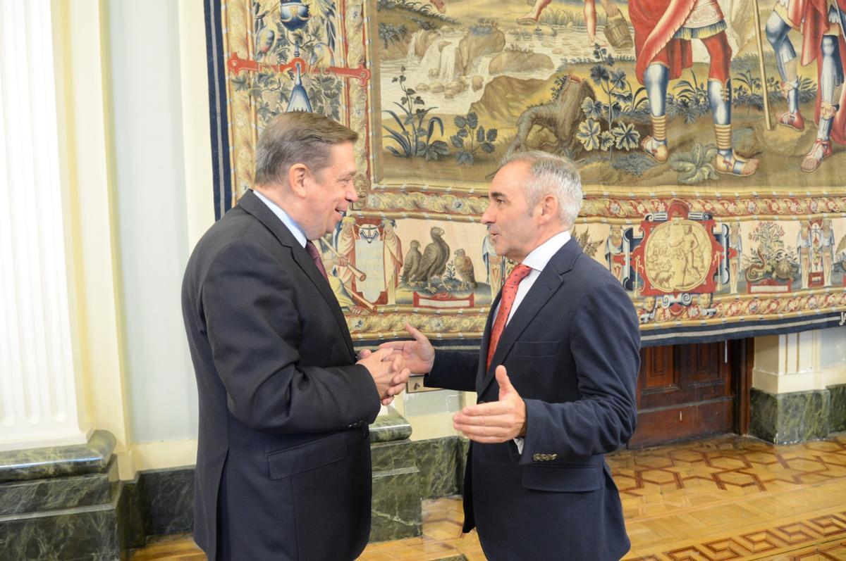 Luis Planas y Miguel Barrachina, este viernes en el ministerio.