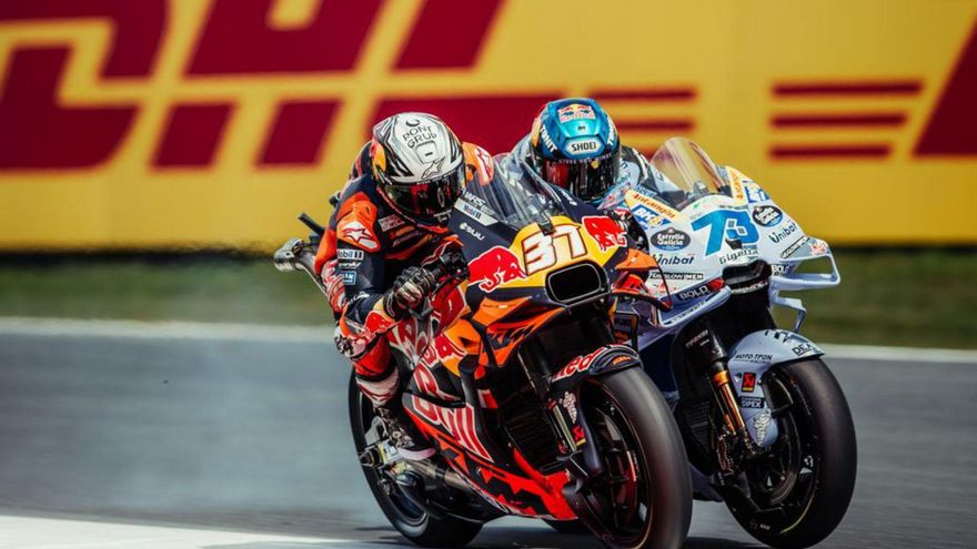 Pedro Acosta (37), rodando en paralelo con Álex Márquez (73). | RED BULL KTM FACTORY
