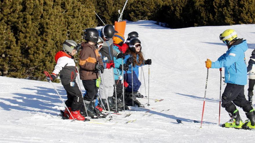 Un grup d&#039;alumnes amb un monitor, fent classes d&#039;esquí alpí a Port del Comte