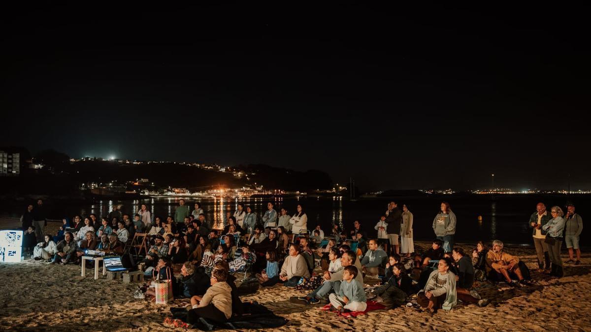 El público que asistió este viernes por la noche a una de las proyecciones del FICBueu en la playa de Banda do Río.