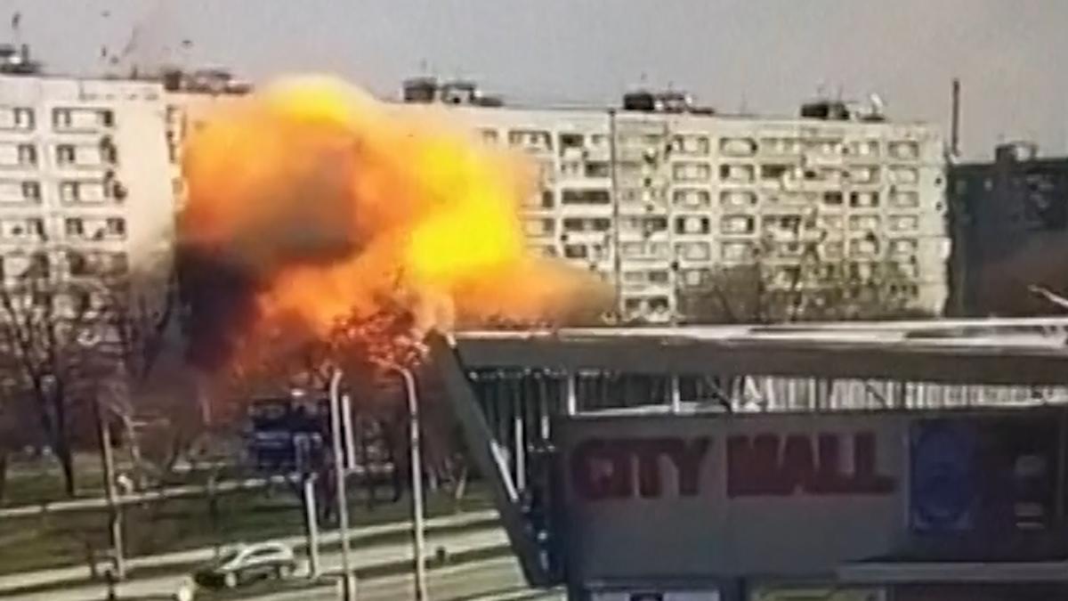 Este es el momento en el que un misil ruso impacta contra un edificio en Zaporiyia