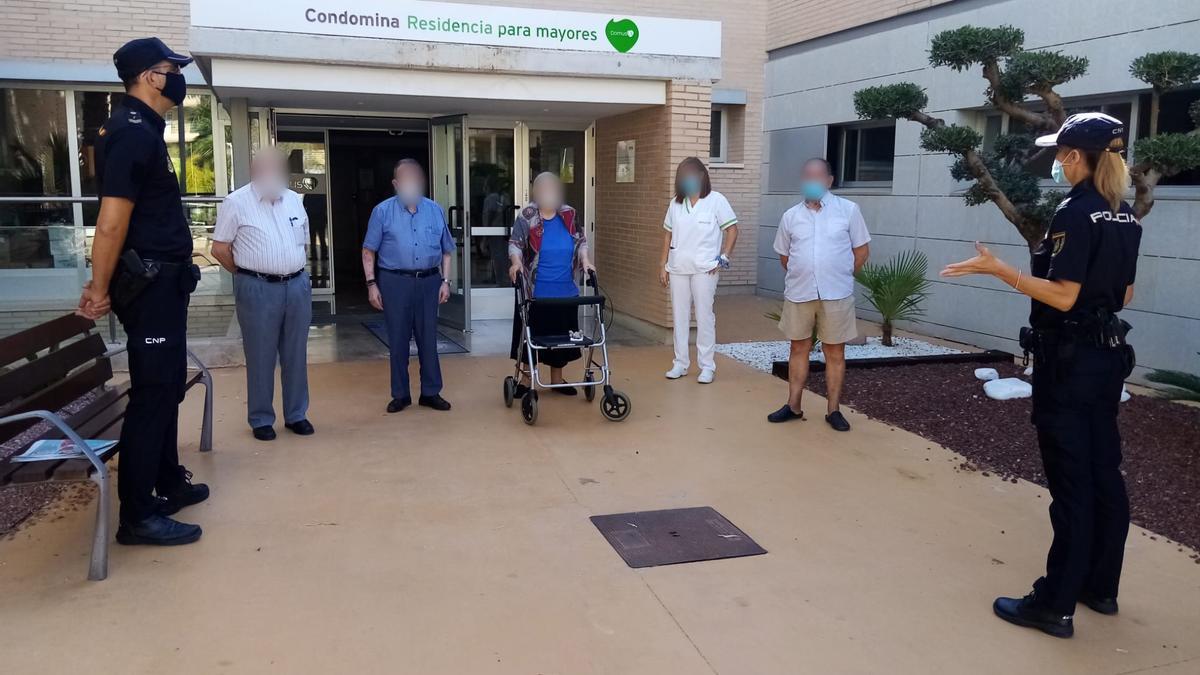 Imagen de una charla de la Policía Nacional en una residencia en Alicante.