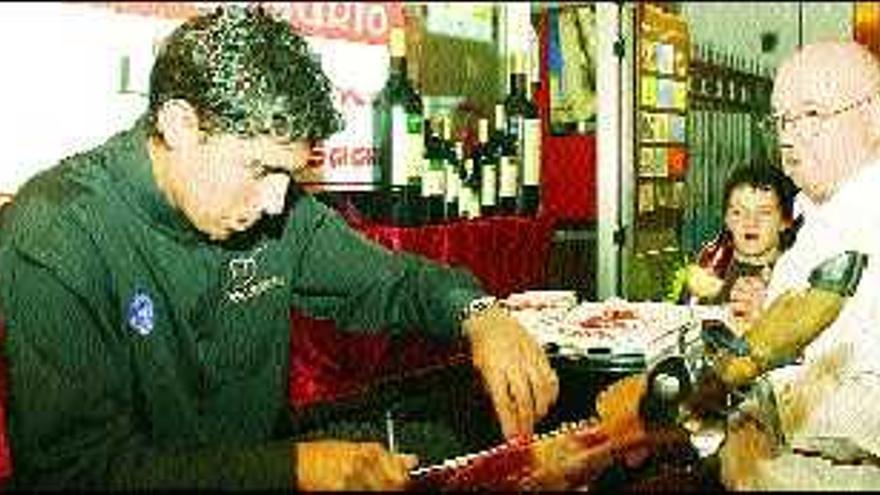 Diego Hernández, cortando jamón en un establecimiento de la «ruta de los vinos».