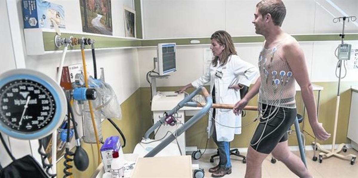 PROVA D’ESFORÇ.Córrer sobre la cinta (o sobre una bicicleta) registra la reacció del cor durant l’exercici. PROVA D’ESFORÇ.Córrer sobre la cinta (o sobre una bicicleta) registra la reacció del cor durant l’exercici.