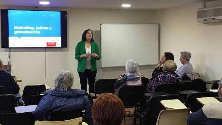 La profesora Lahuerta durante la ponencia en la UNEX.