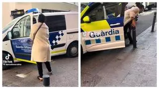 Vídeo | Una dona puja a un parell de vehicles de la Guàrdia Urbana sense vigilància