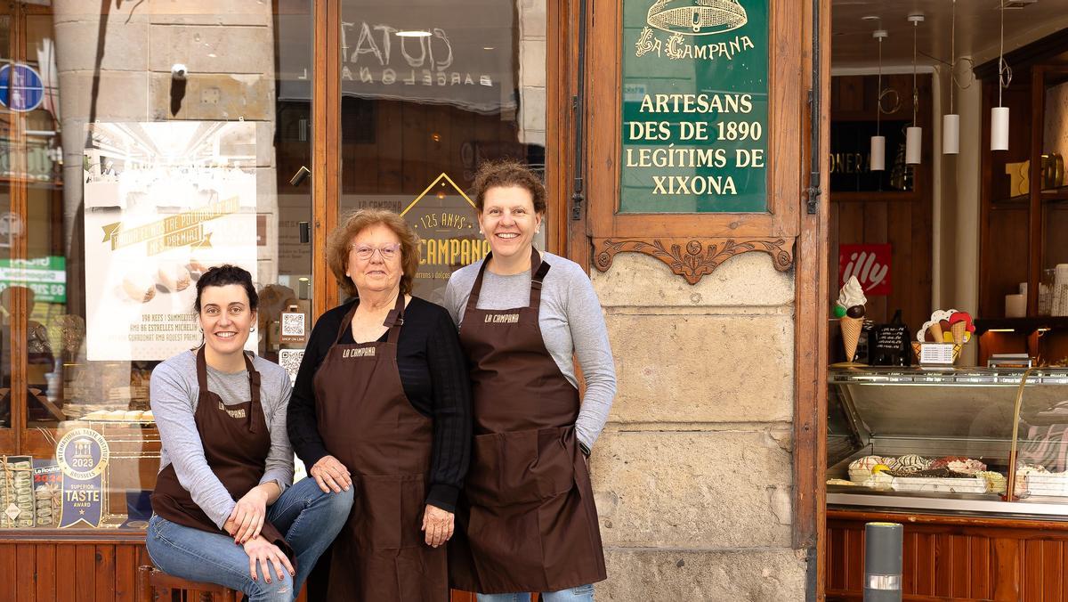Las mujeres de La Campana: Beatriz y Laura Ferrer flanquean a su madre, Maria Dolors Mira, nieta del fundador del negocio.