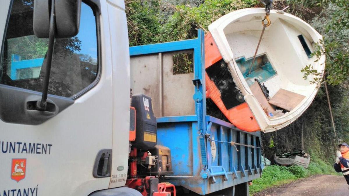 Un operario retira una de las embarcaciones llegadas al litoral del municipio.