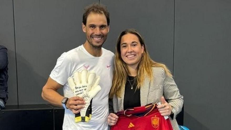 Cata Coll entrega sus guantes y una camiseta de España a Rafa Nadal