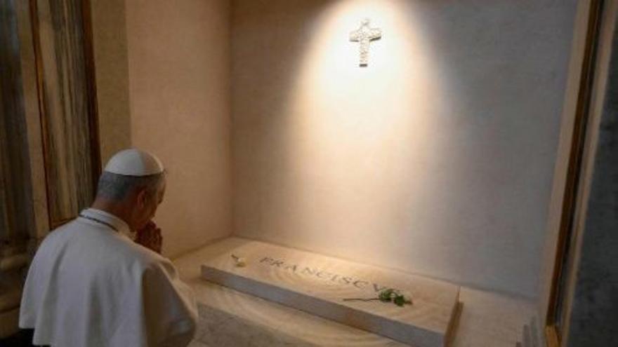 León XIV acude a la tumba de Francisco tras visitar por sorpresa un santuario agustino