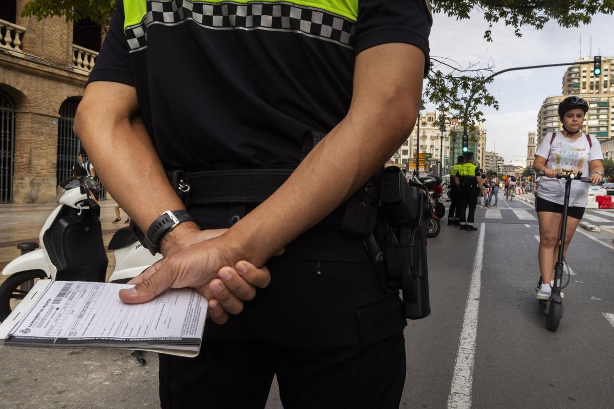 València. VLC. La Policía Local de València comienza una campaña de inspección de patinetes y multas. POLICIA LOCAL . CAMPAÑA DE INSPECCIÓN DE PATINETES ELÉCTRICOS