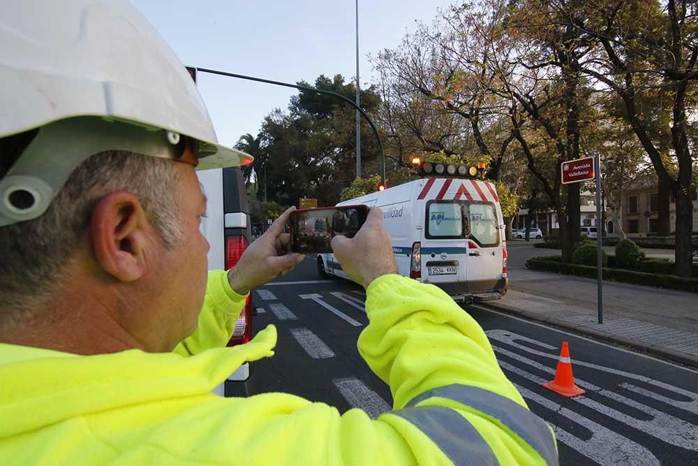 En imágenes el cambio del callejero a Cruz Conde y Vallellano