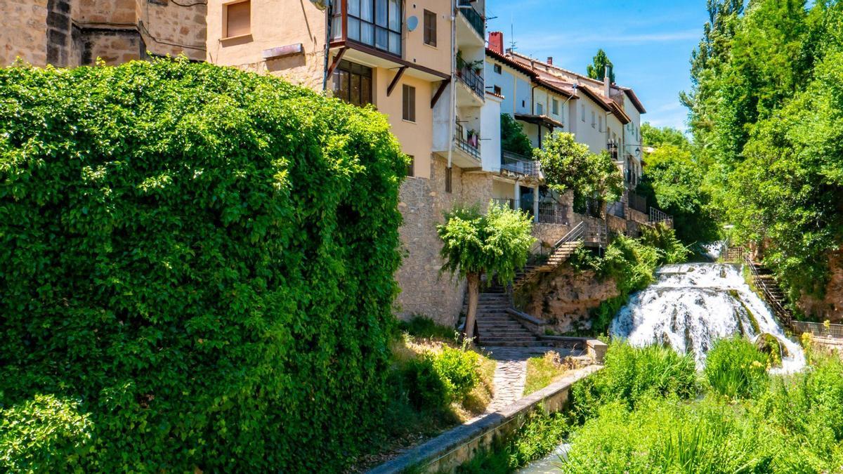 Este pueblo de Guadalajara tiene una cascada entre sus calles