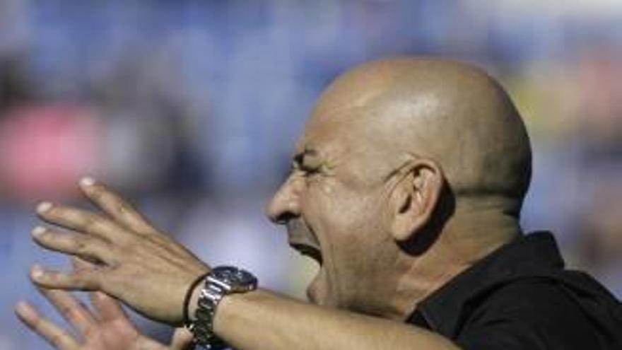 El técnico del Hércules grita ante el Baleares.