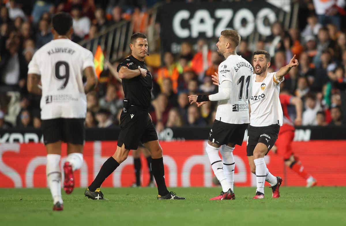 Los jugadores del Valencia CF protestando al colegiado durante el Valencia-Rayo