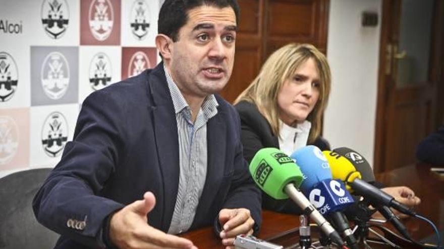 El alcalde y la concejal de Hacienda presentaron ayer la liquidación de los presupuestos.