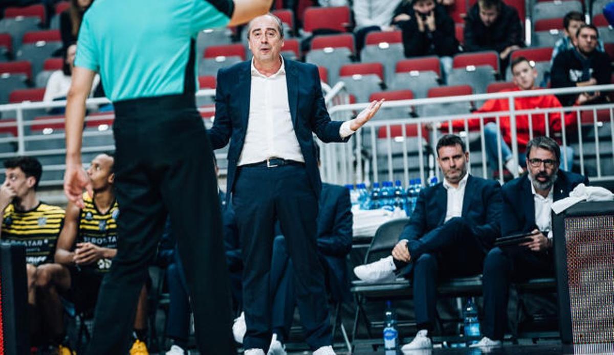 Vidorreta pide explicaciones a uno de los colegiados en el partido de ayer.